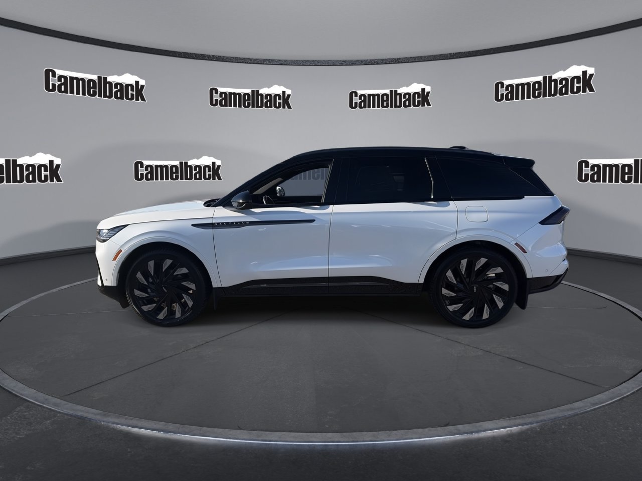 Used 2024 Lincoln Nautilus Reserve w/ Equipment Group 202A AWD/4WD image 4