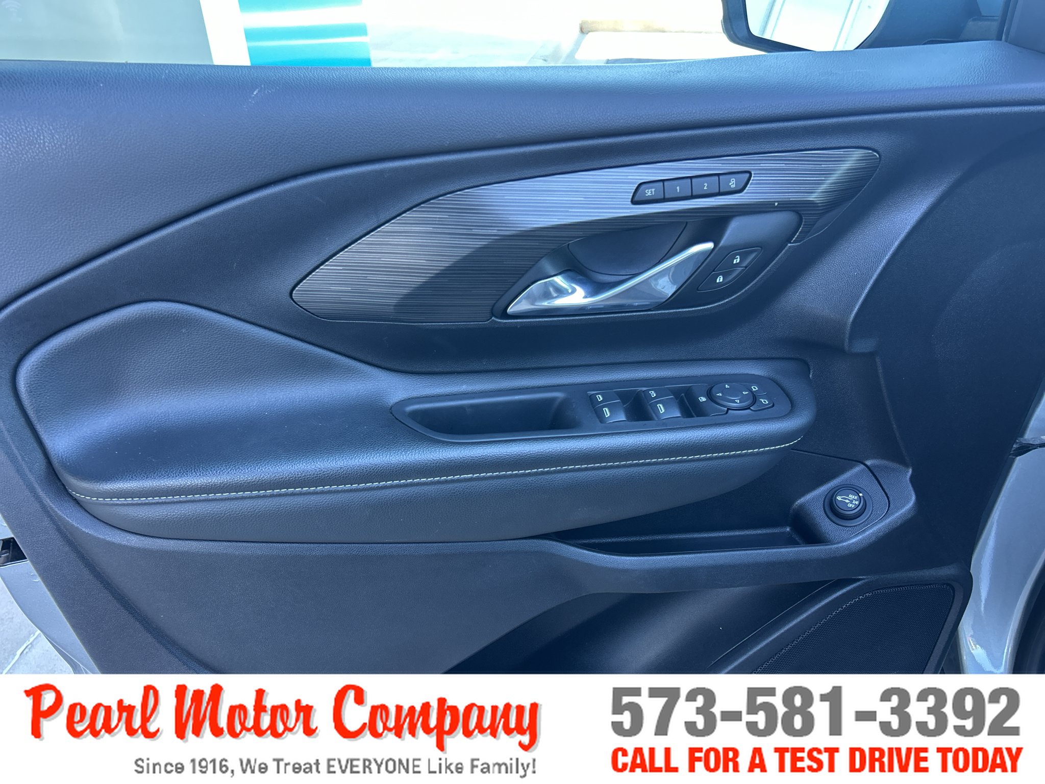 Used 2024 GMC Terrain SLT AWD/4WD image 9
