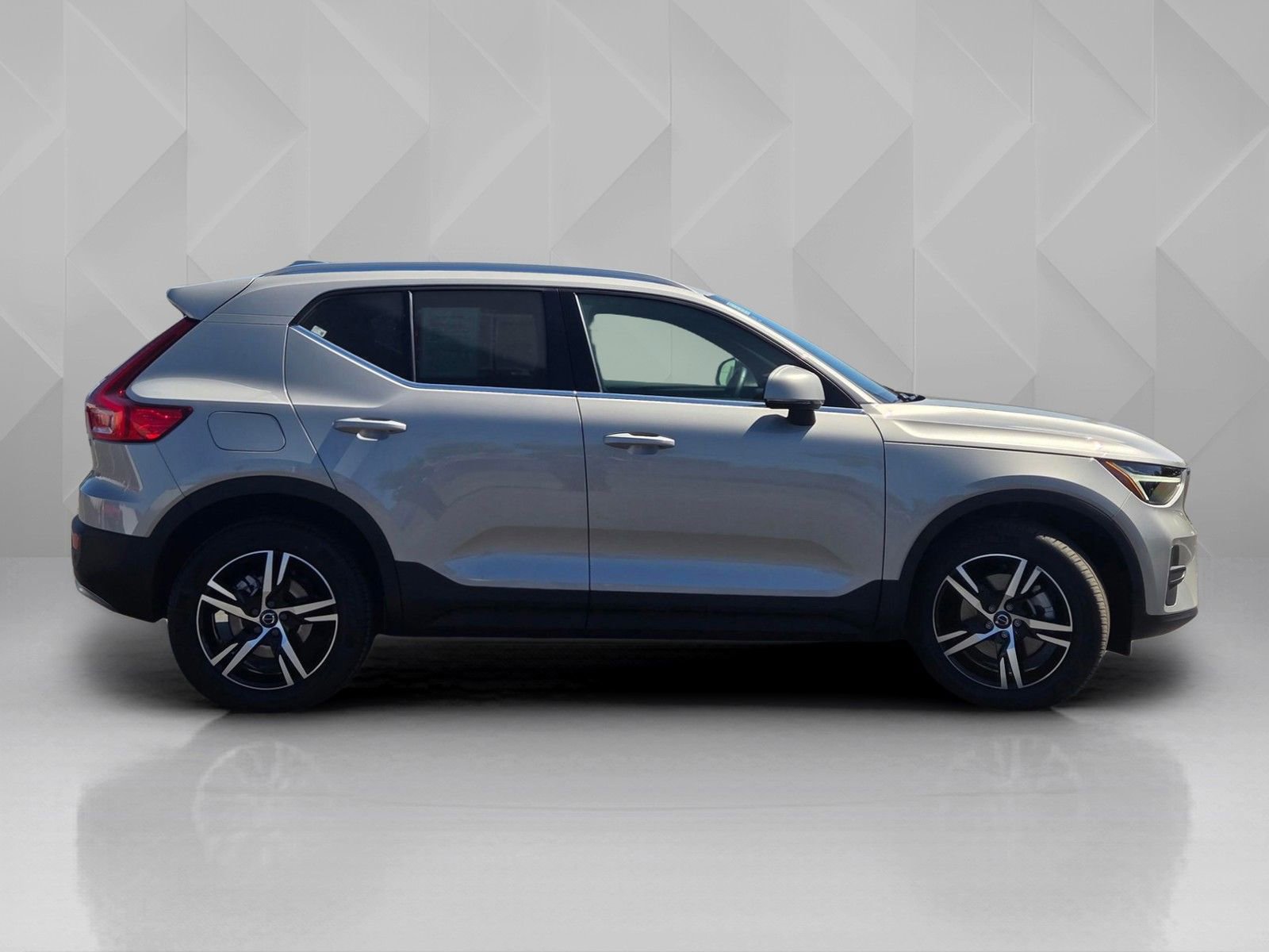 Used 2025 Volvo XC40 B5 Core AWD/4WD image 7