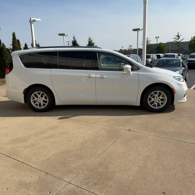 Used 2021 Chrysler Pacifica Touring-L w/ Uconnect Theater Family Group FWD image 6