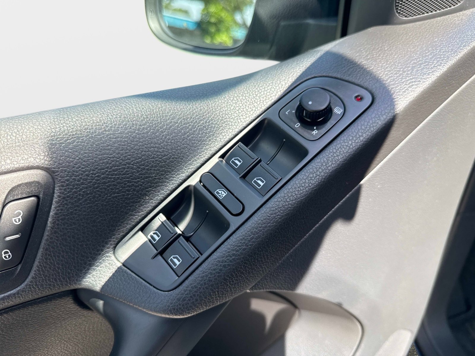 Used 2012 Volkswagen Tiguan LE FWD image 18