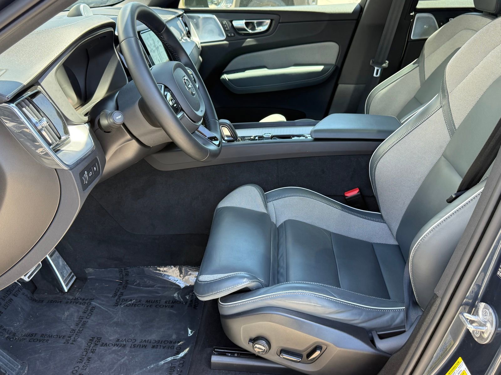 Used 2022 Volvo XC60 T8 R-Design w/ Advanced Package image 25