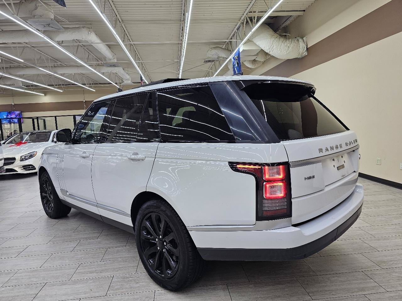 Used 2017 Land Rover Range Rover HSE AWD/4WD image 8