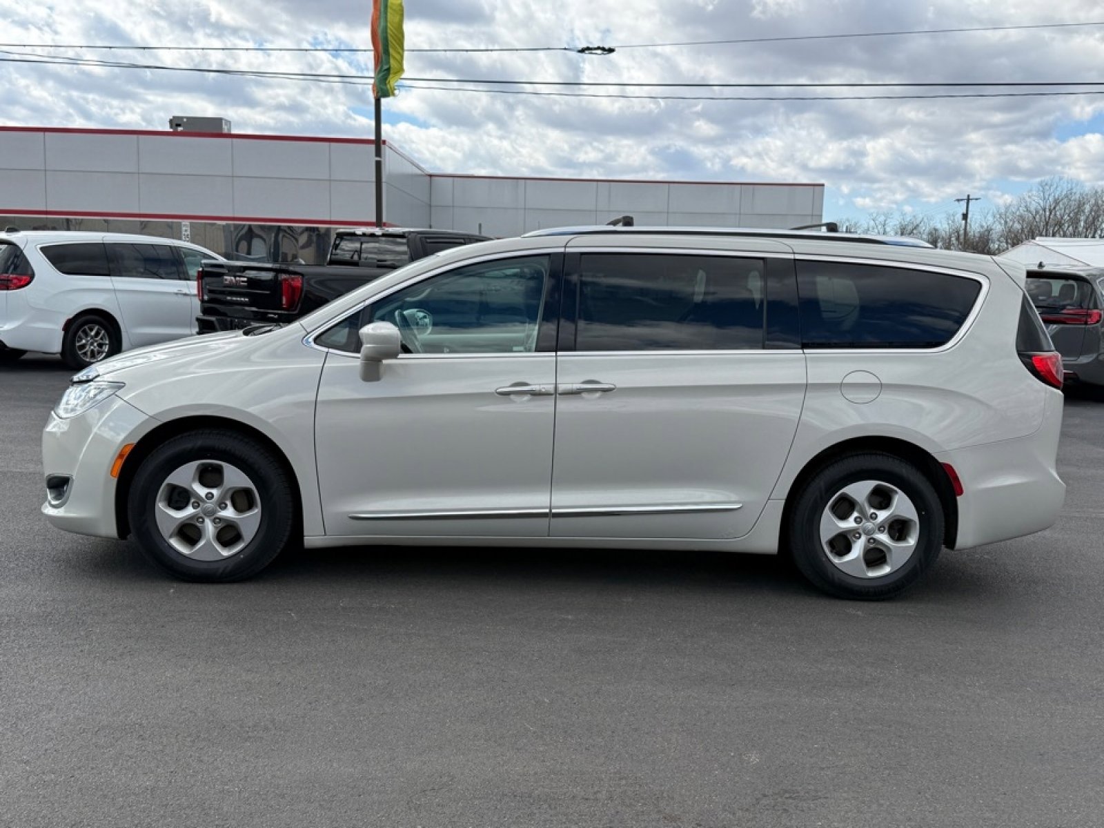 Used 2017 Chrysler Pacifica Touring-L Plus image 5