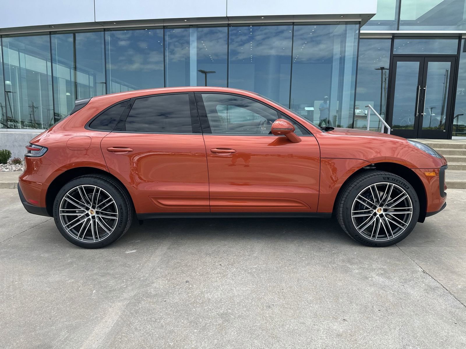 Certified 2025 Porsche Macan AWD/4WD image 8