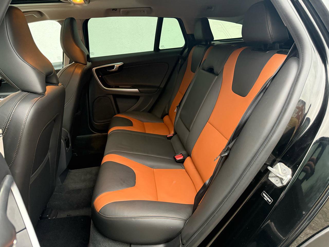 Used 2018 Volvo V60 T5 Cross Country w/ Convenience Package image 4