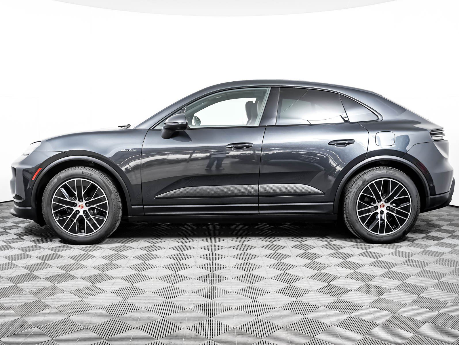 Certified 2025 Porsche Macan Electric w/ Premium Package RWD image 2
