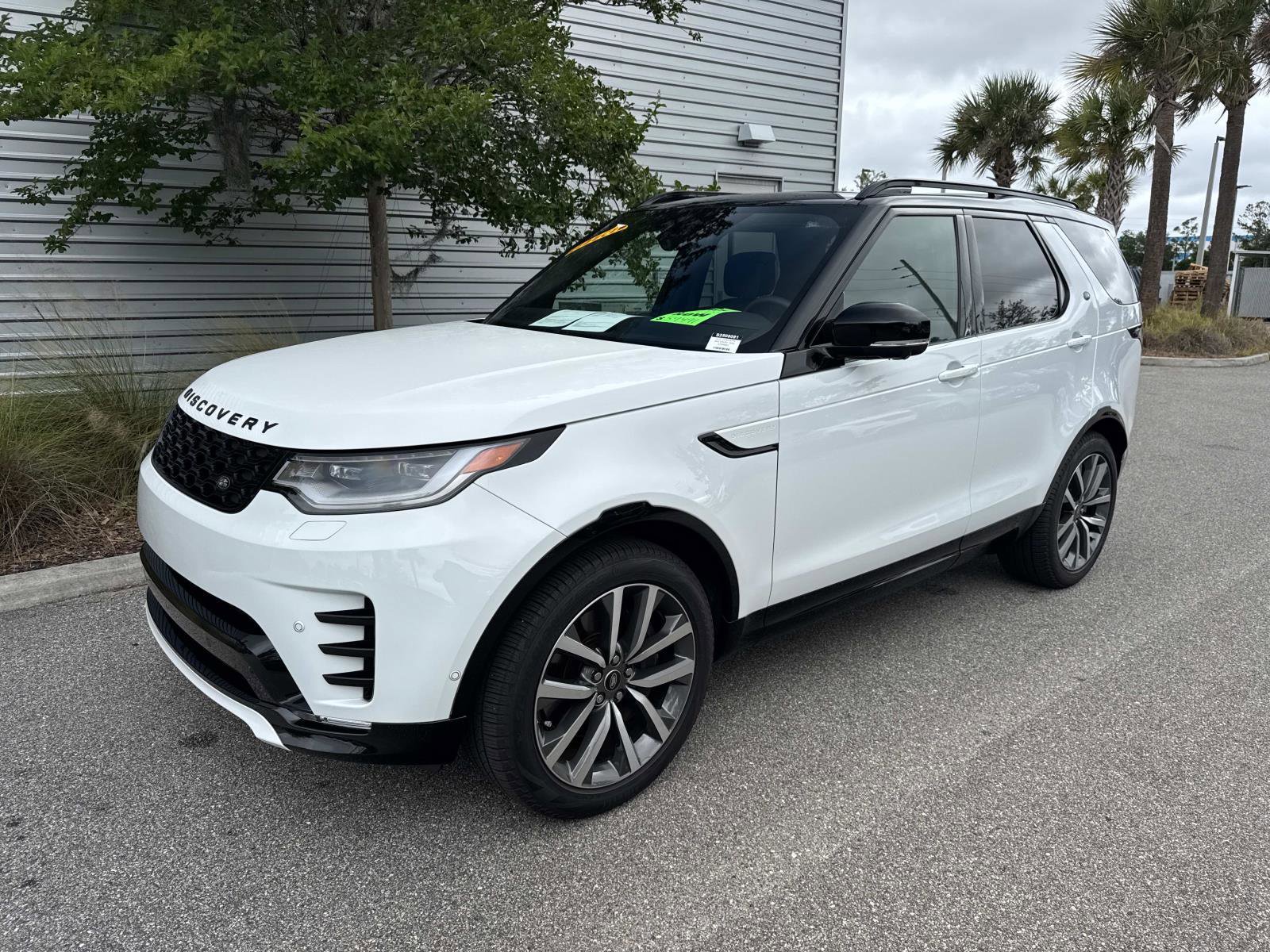 Certified 2025 Land Rover Discovery Dynamic SE AWD/4WD image 1