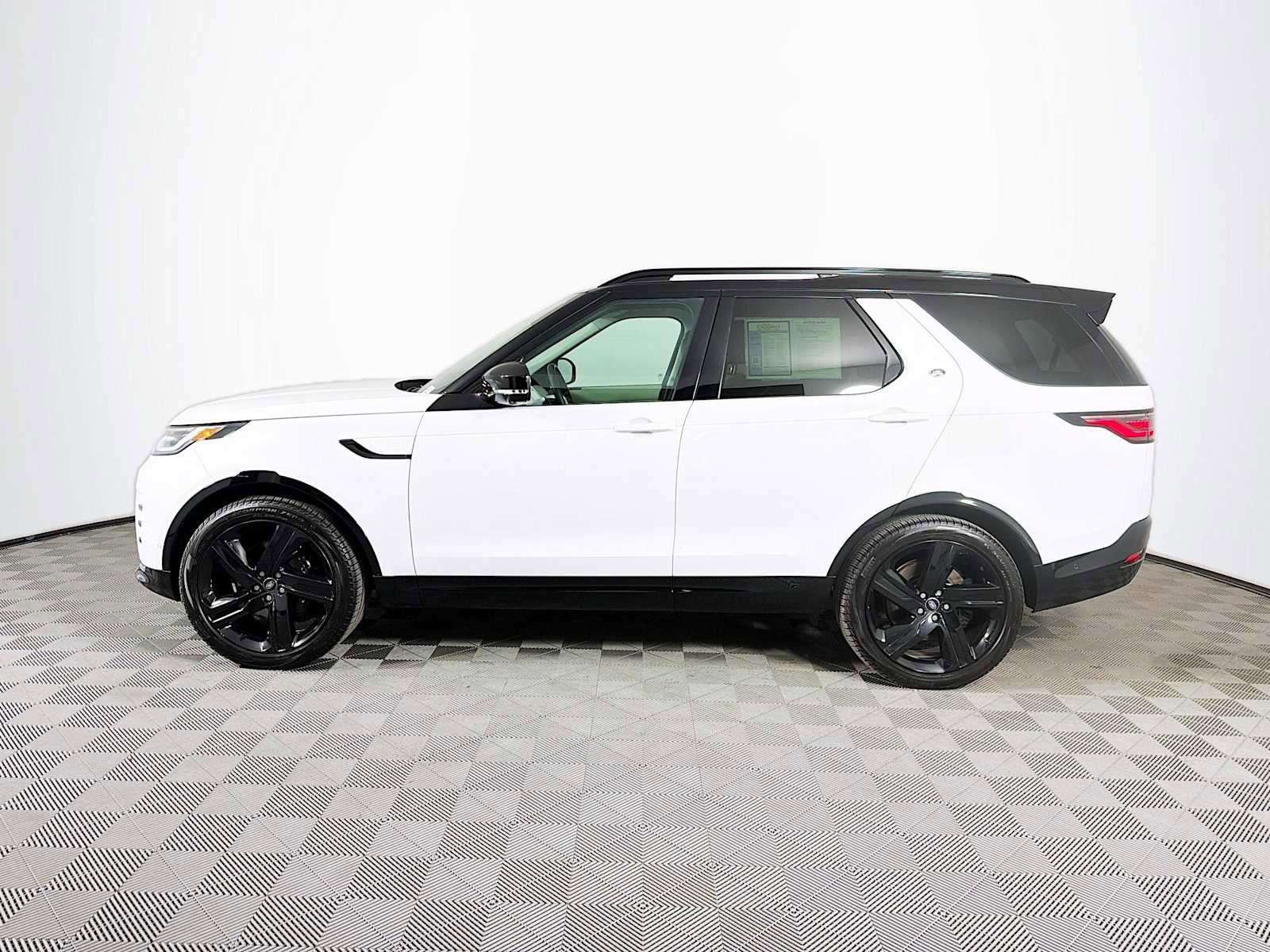 Used 2025 Land Rover Discovery Metropolitan Edition image 8