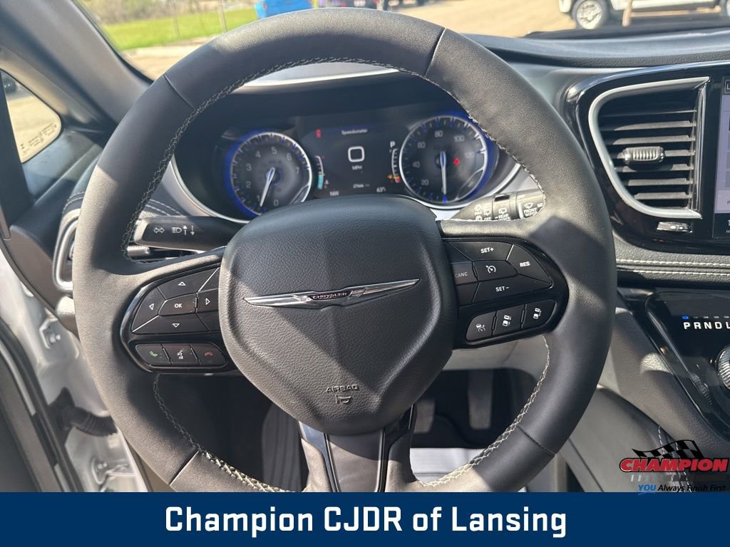 Used 2025 Chrysler Pacifica Limited FWD image 22