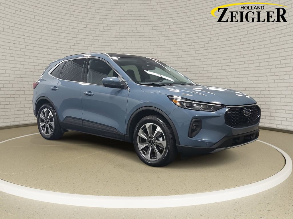 Used 2025 Ford Escape Platinum w/ Premium Technology Package image 3