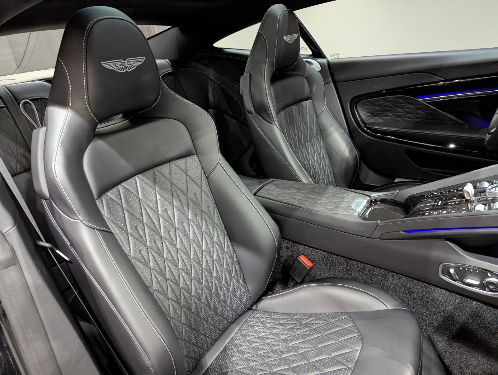 Used 2025 Aston Martin DB12 Coupe image 21