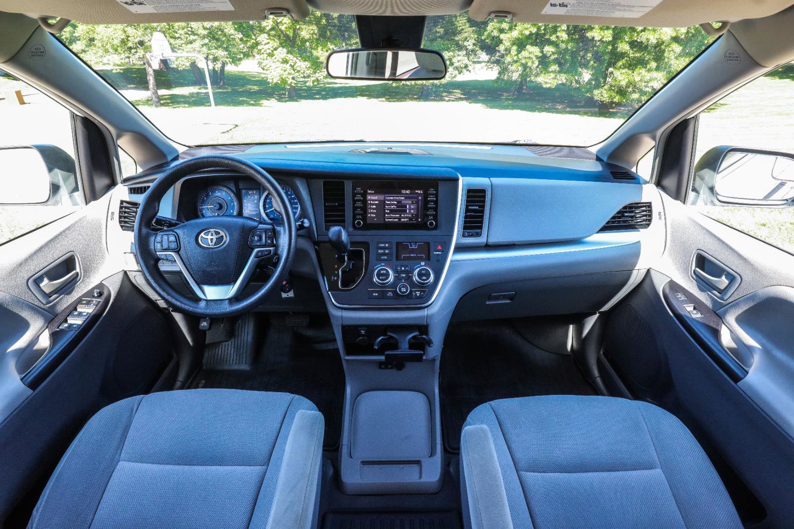 Used 2019 Toyota Sienna L FWD image 2