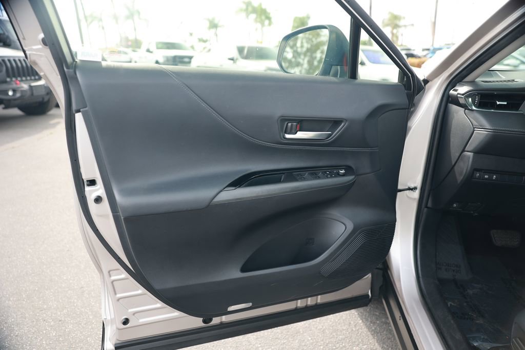 Used 2021 Toyota Venza LE w/ Carpet Mat Package (TMS) image 16