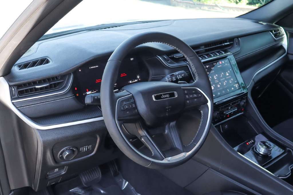 Used 2024 Jeep Grand Cherokee Altitude RWD image 18