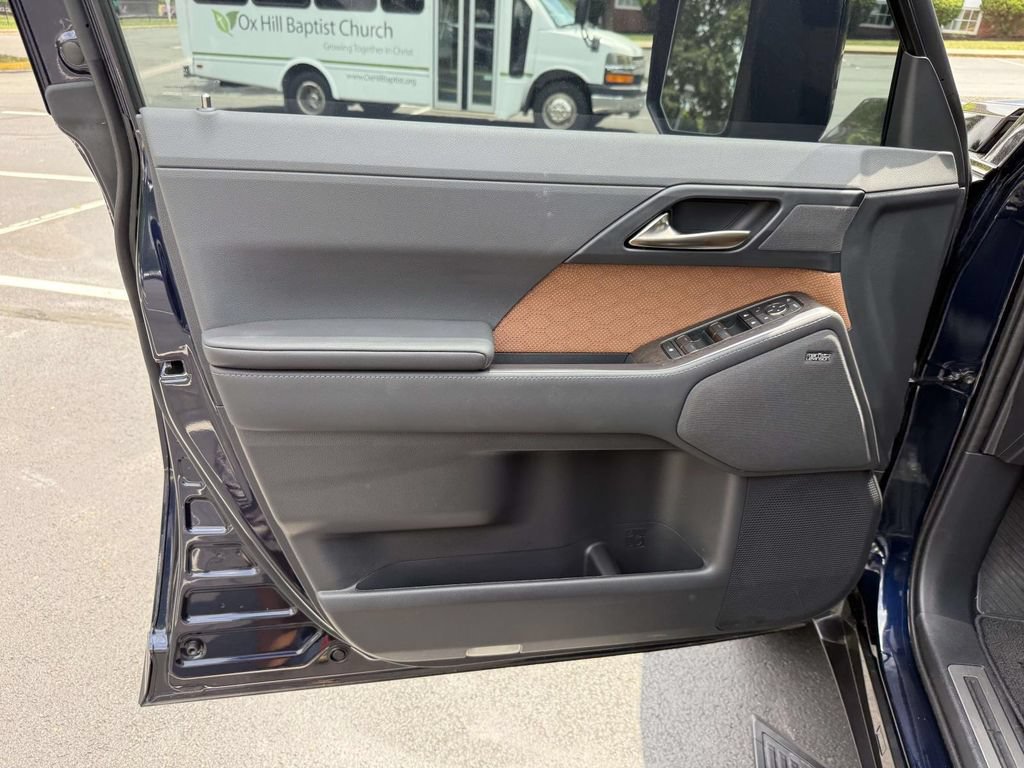 Used 2025 Lexus GX 550 w/ Accessory Package (Z1) AWD/4WD image 12