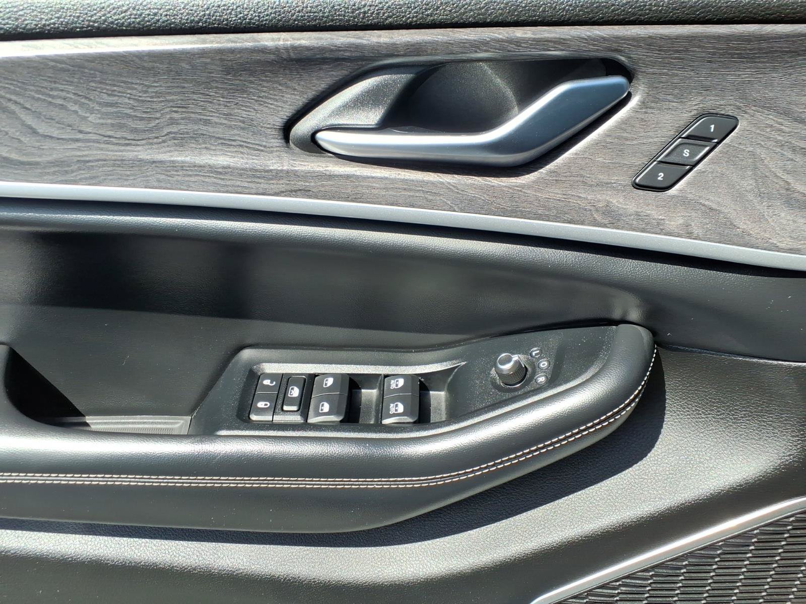 Used 2023 Jeep Grand Cherokee L Limited w/ Luxury Tech Group II AWD/4WD image 32