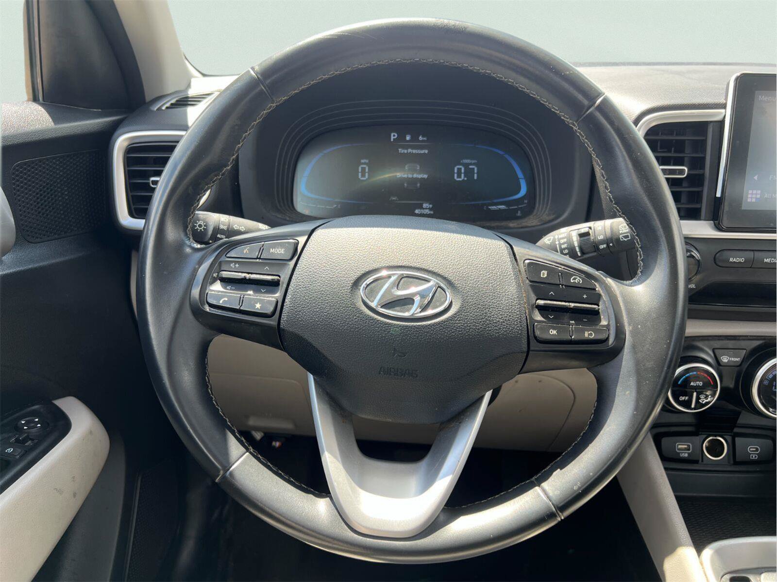 Used 2024 Hyundai Venue SEL FWD image 24