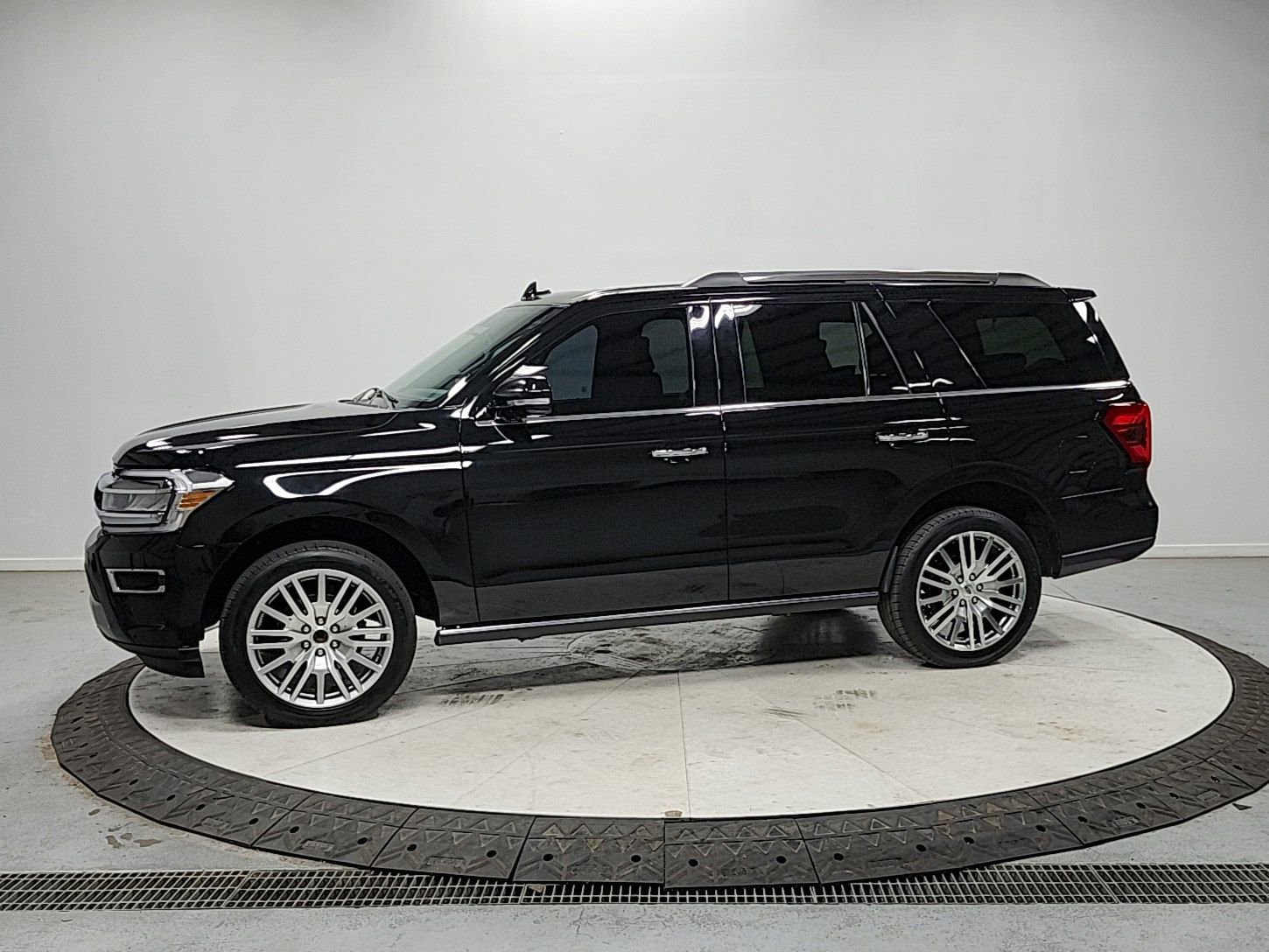 Used 2024 Ford Expedition Limited image 4