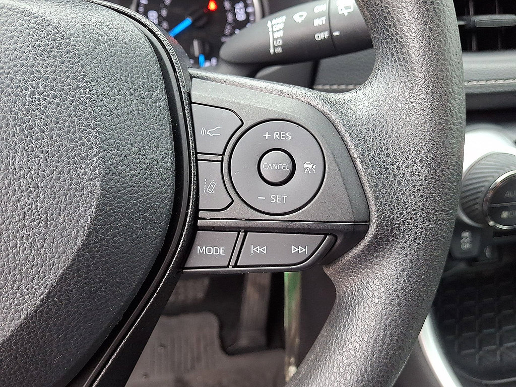 Used 2021 Toyota RAV4 LE AWD/4WD image 18