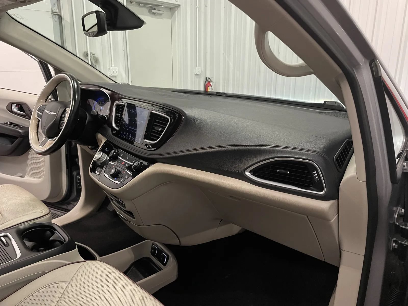 Used 2020 Chrysler Pacifica Limited FWD image 45