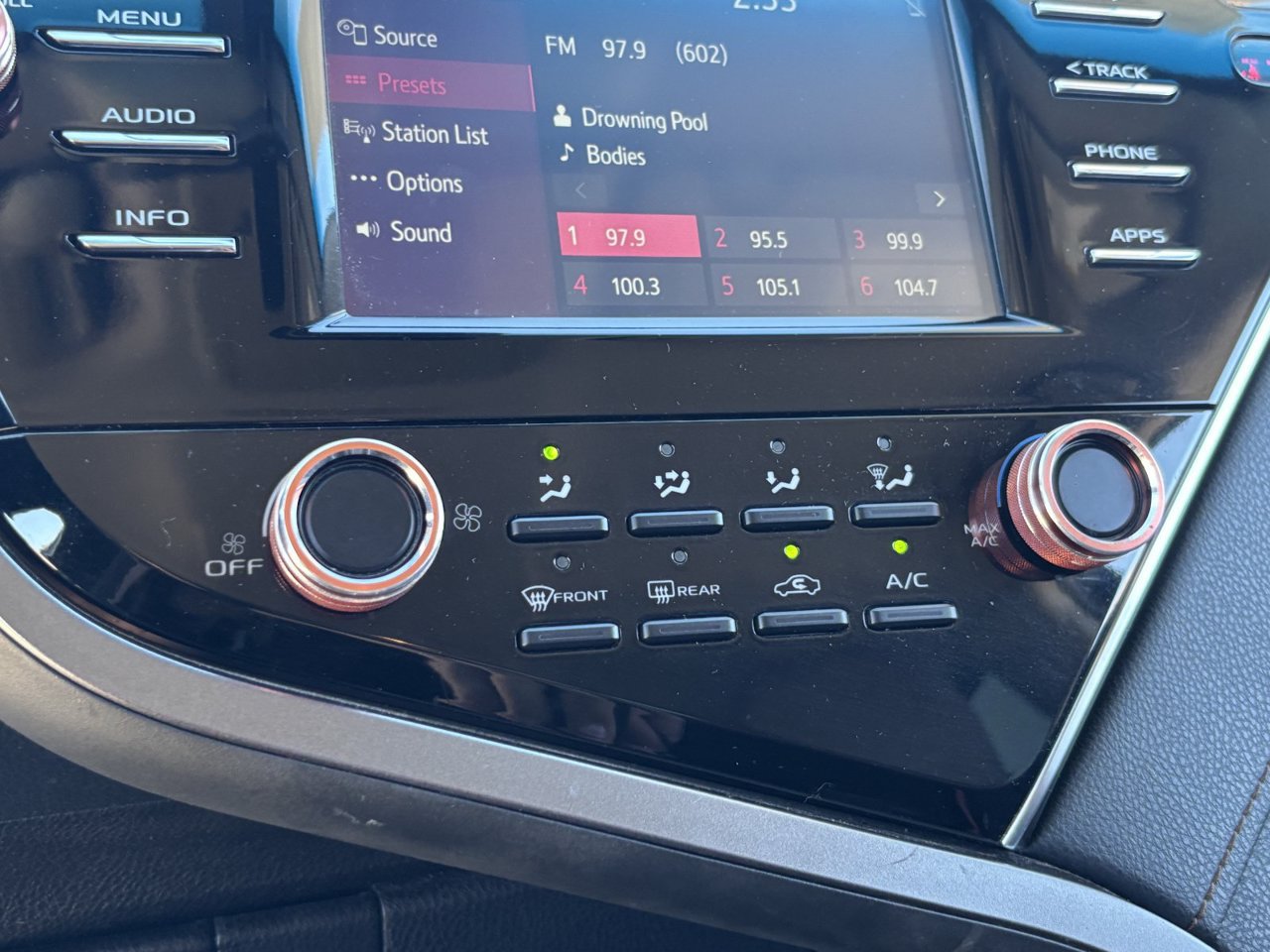 Used 2018 Toyota Camry LE FWD image 22