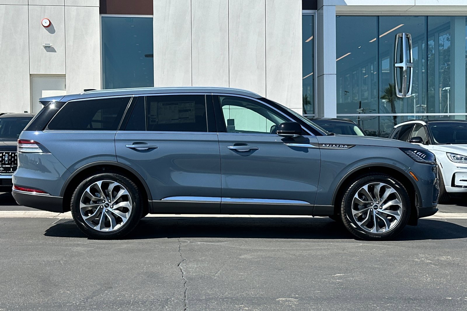 New 2025 Lincoln Aviator Reserve w/ Luxury Package image 2