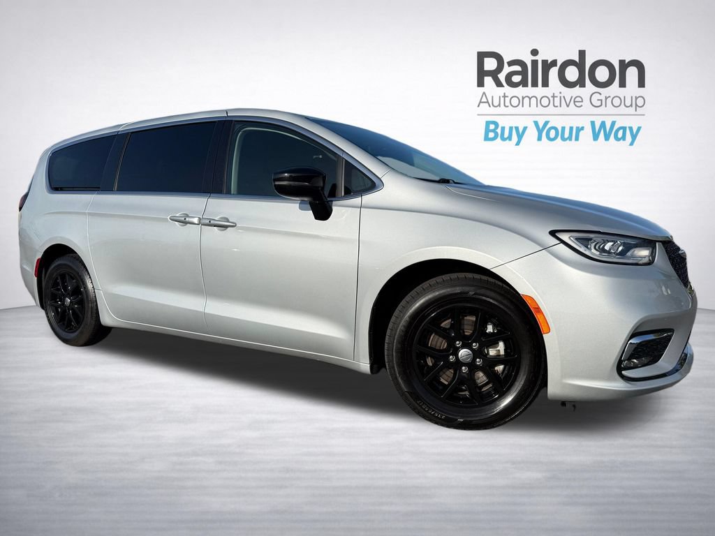 Used 2024 Chrysler Pacifica Touring-L