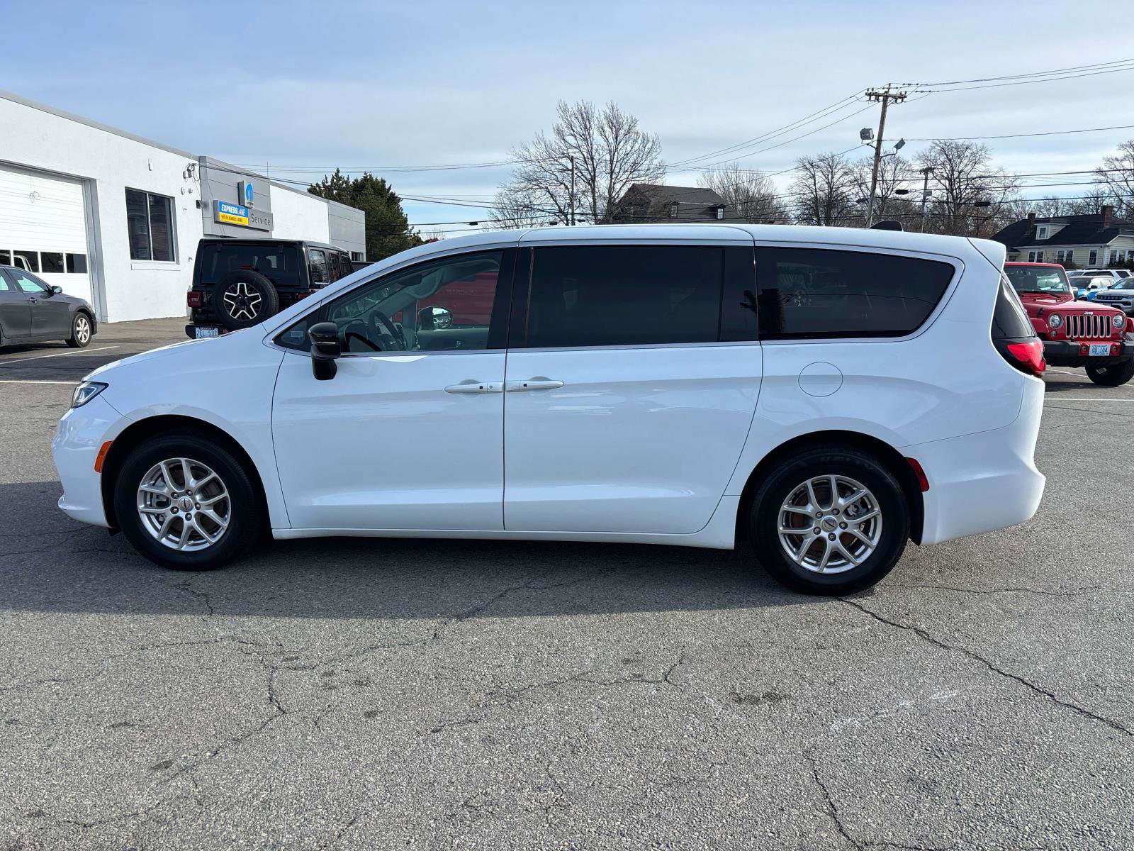 Used 2024 Chrysler Pacifica Touring-L FWD image 6