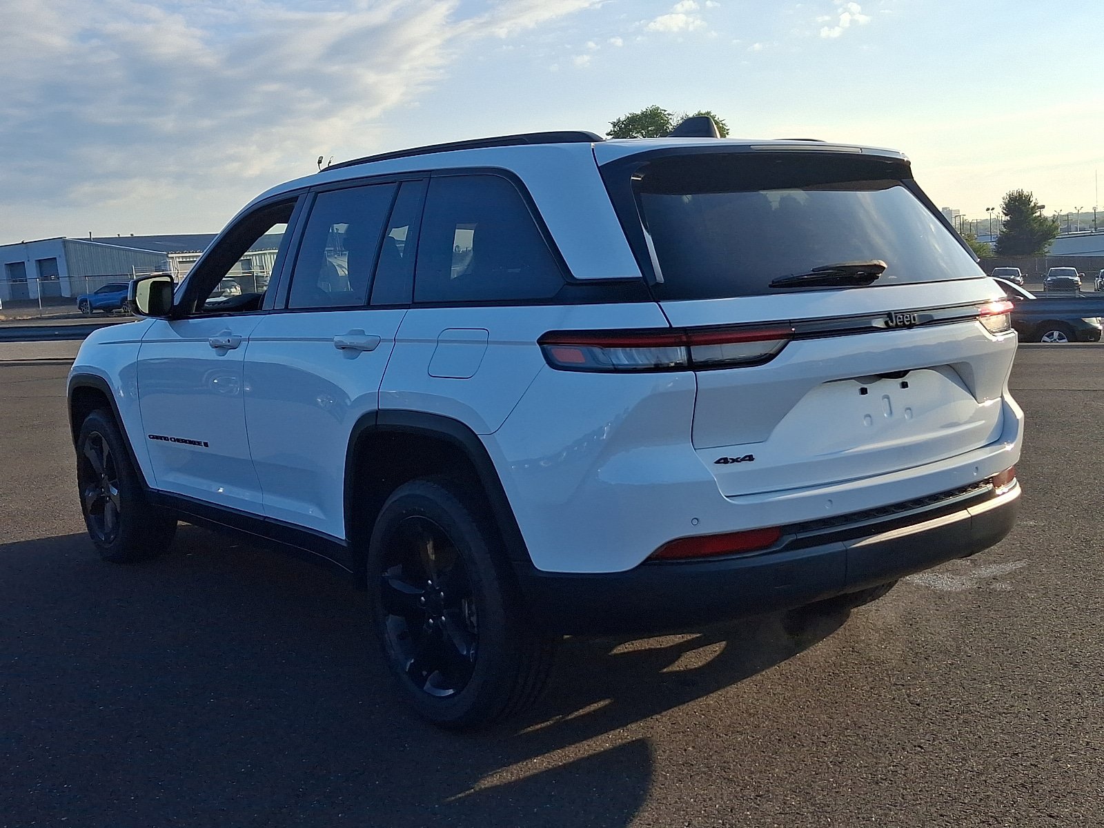 Used 2023 Jeep Grand Cherokee Altitude AWD/4WD image 4