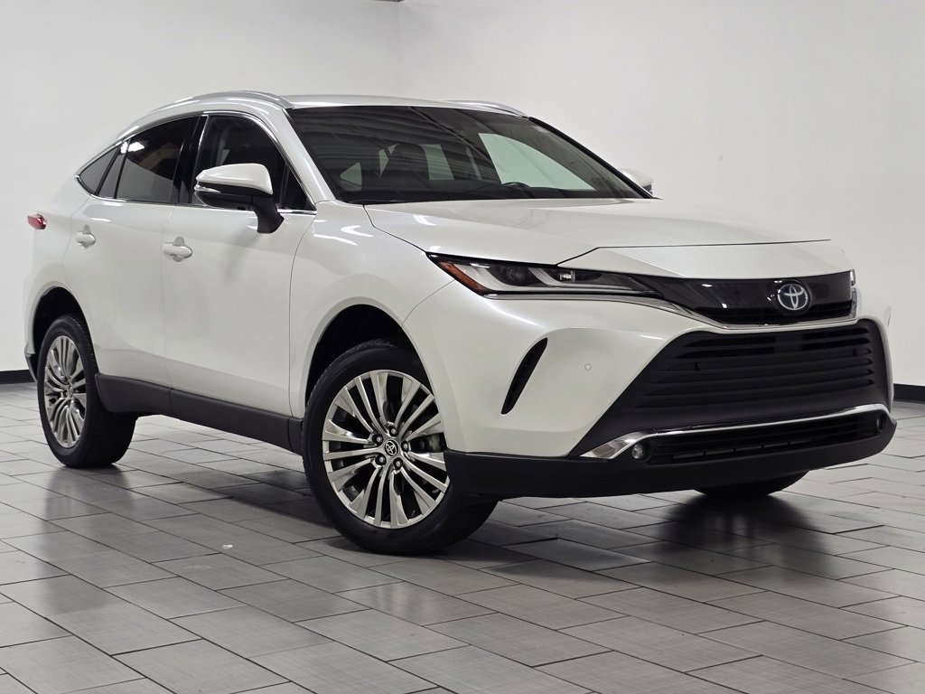 Used 2024 Toyota Venza XLE image 2