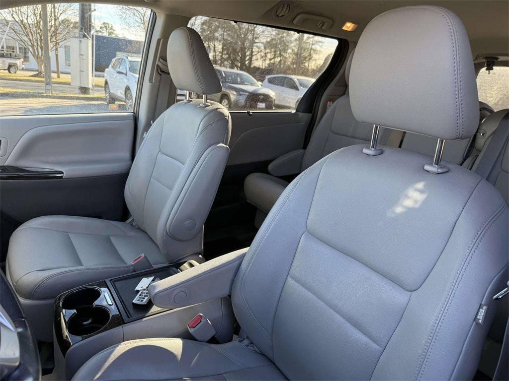 Used 2020 Toyota Sienna XLE image 19