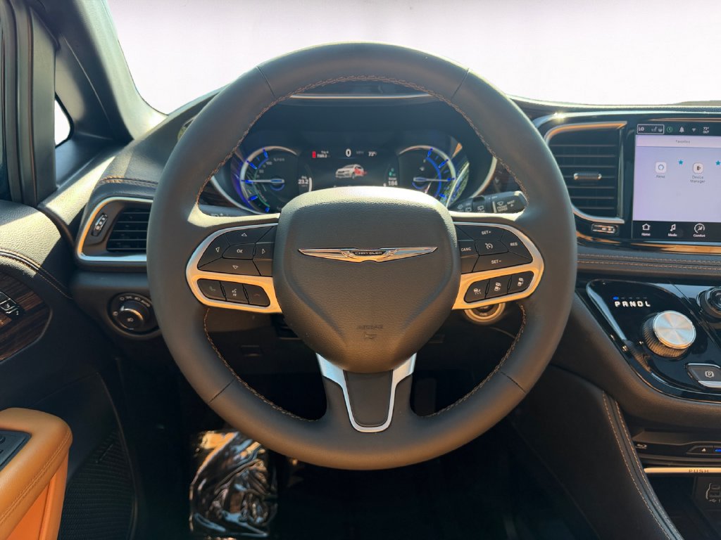 Used 2023 Chrysler Pacifica Pinnacle FWD image 12