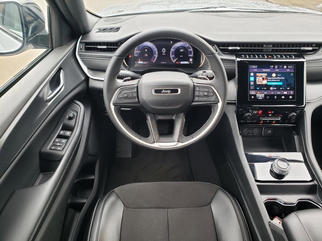 Used 2023 Jeep Grand Cherokee L Laredo image 25