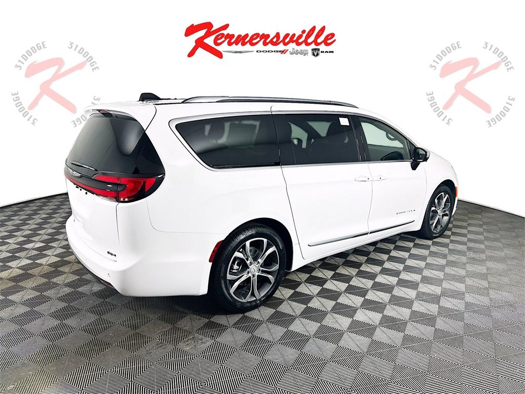 New 2026 Chrysler Pacifica Pinnacle image 7