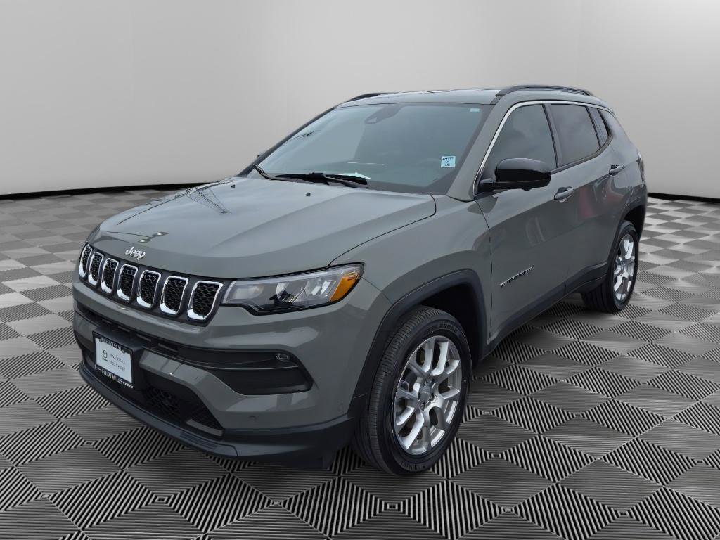 Used 2023 Jeep Compass Latitude image 3