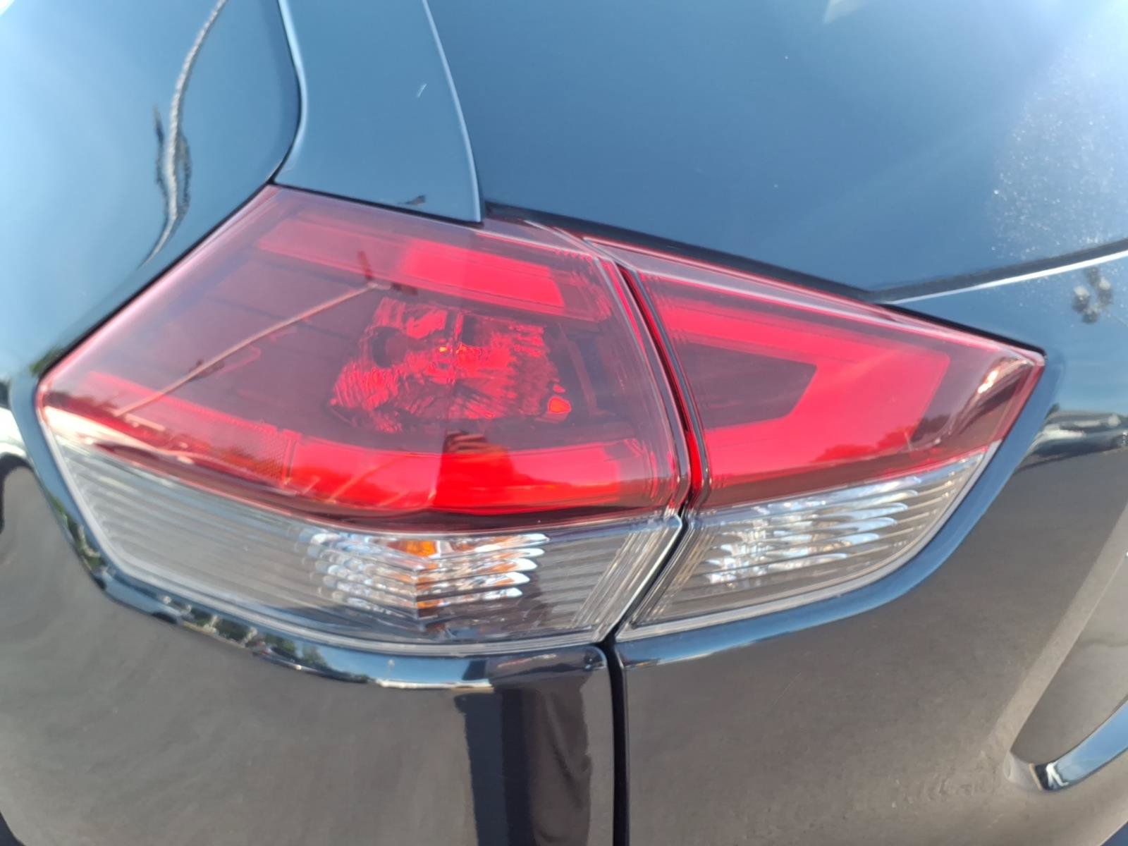 Used 2018 Nissan Rogue SV AWD/4WD image 16