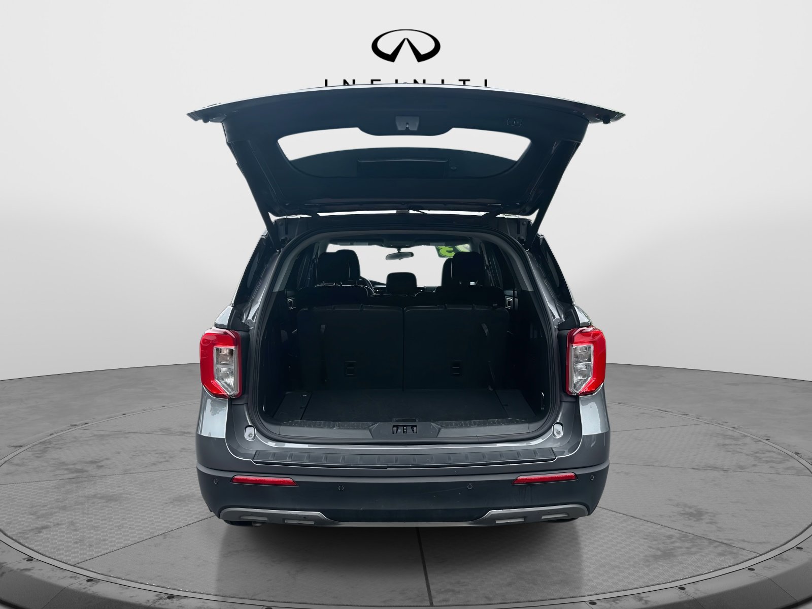 Used 2023 Ford Explorer XLT w/ Equipment Group 202A image 8