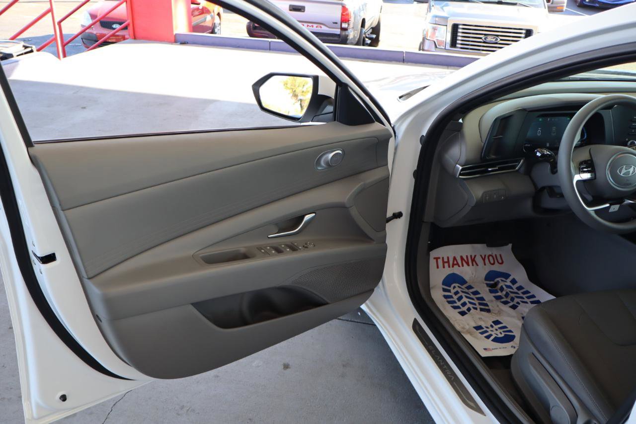 Used 2025 Hyundai Elantra SE image 12