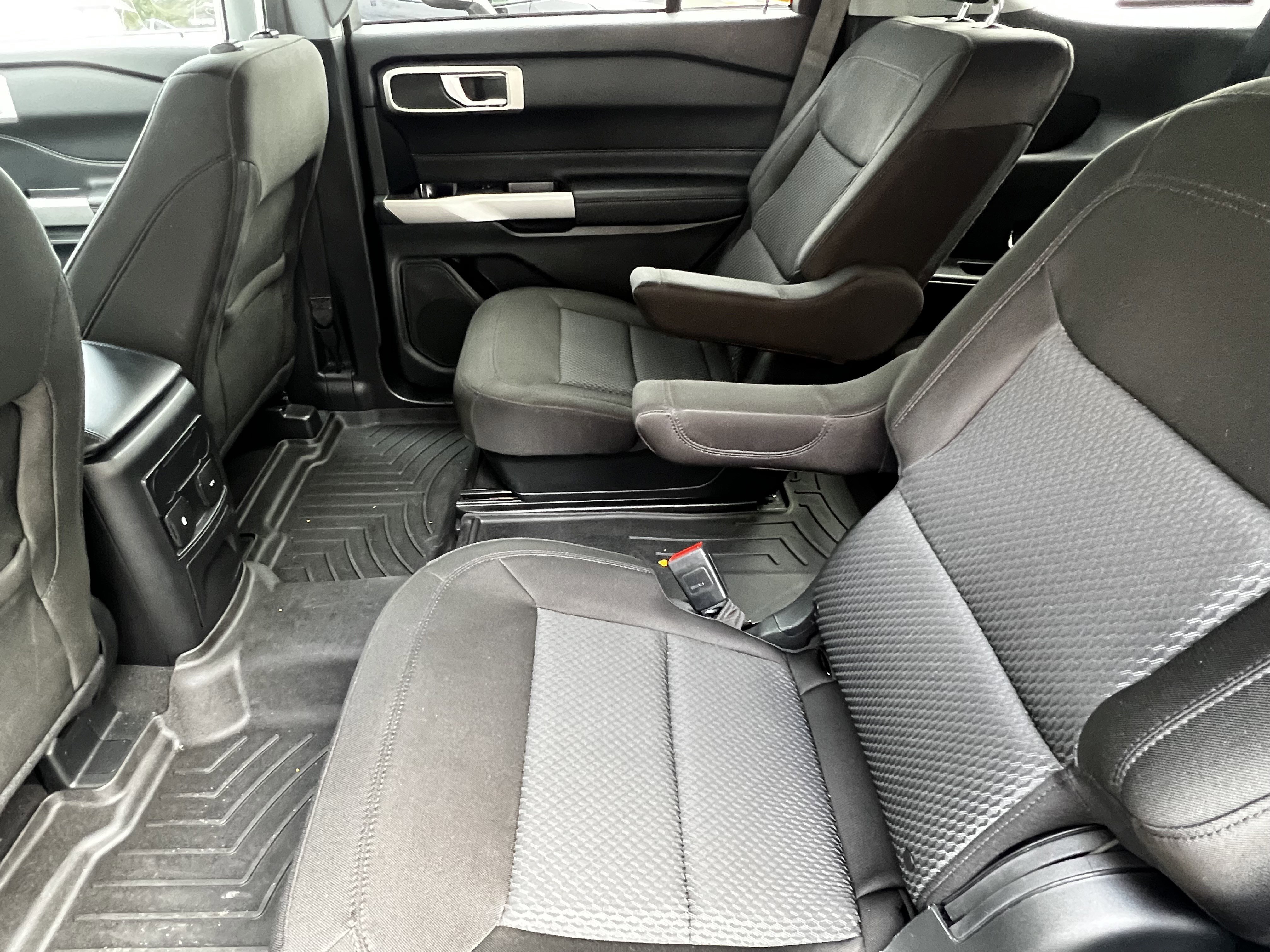 Used 2023 Ford Explorer XLT image 32