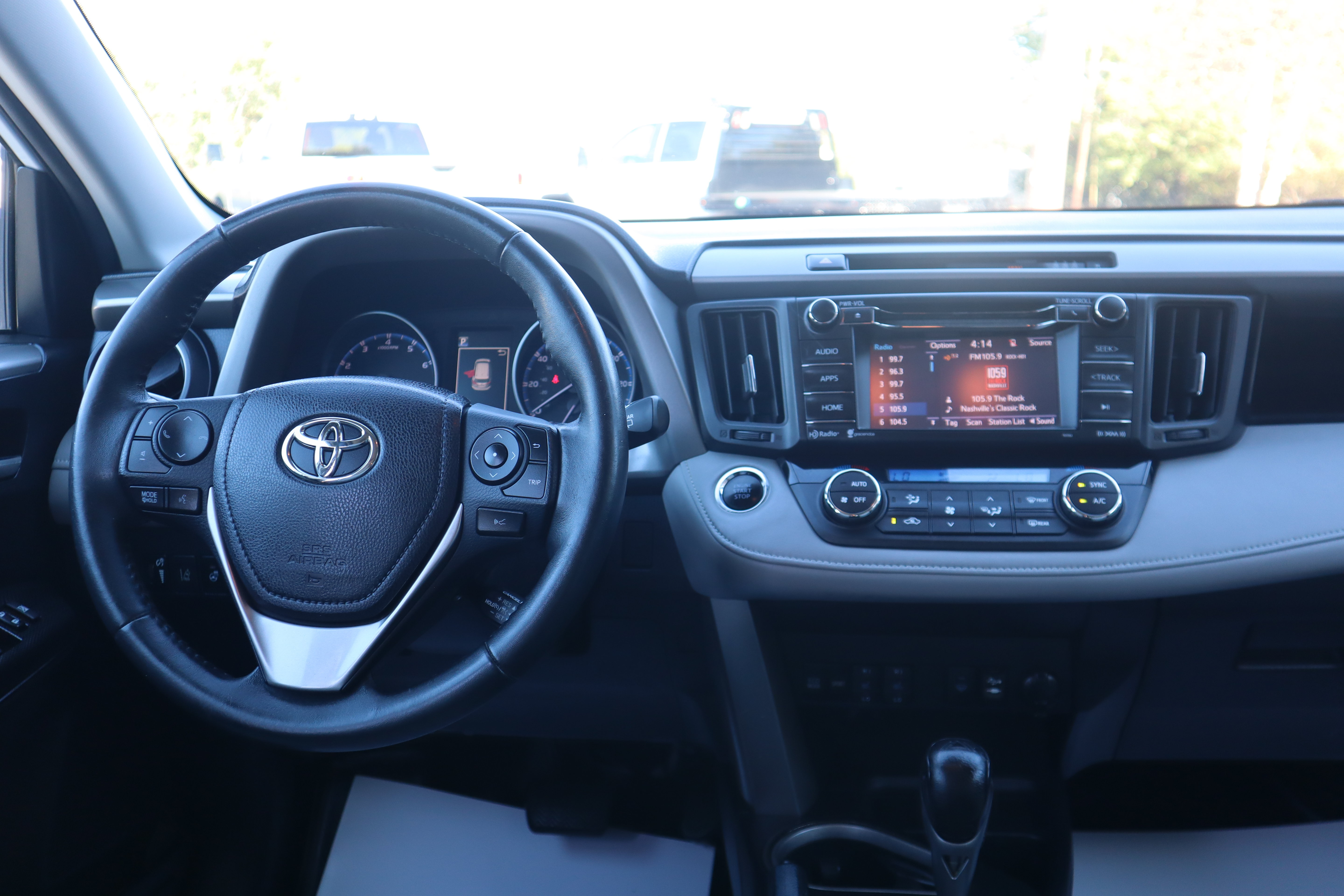 Used 2018 Toyota RAV4 XLE AWD/4WD image 12