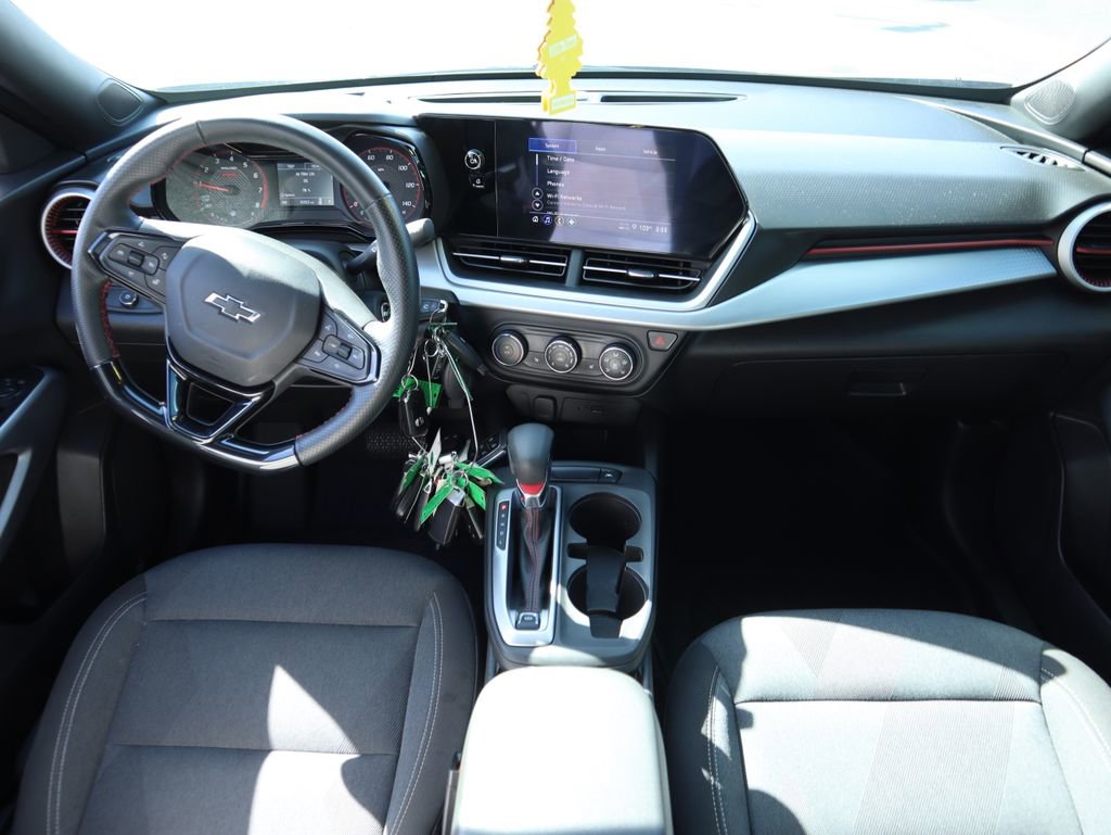 Used 2025 Chevrolet Trax RS w/ Sunroof Package FWD image 7