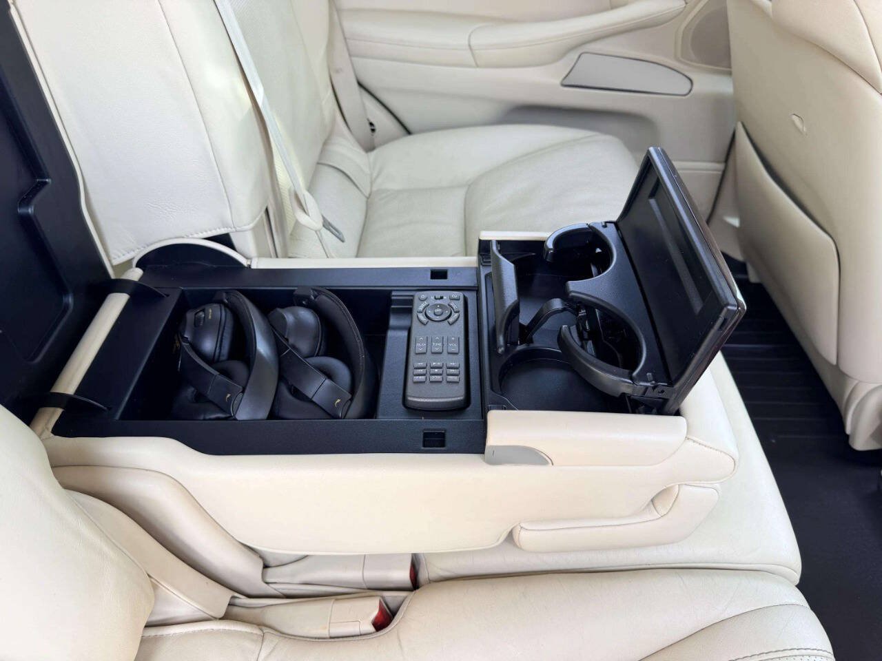 Used 2013 Lexus LX 570 4WD w/ Luxury Pkg image 30
