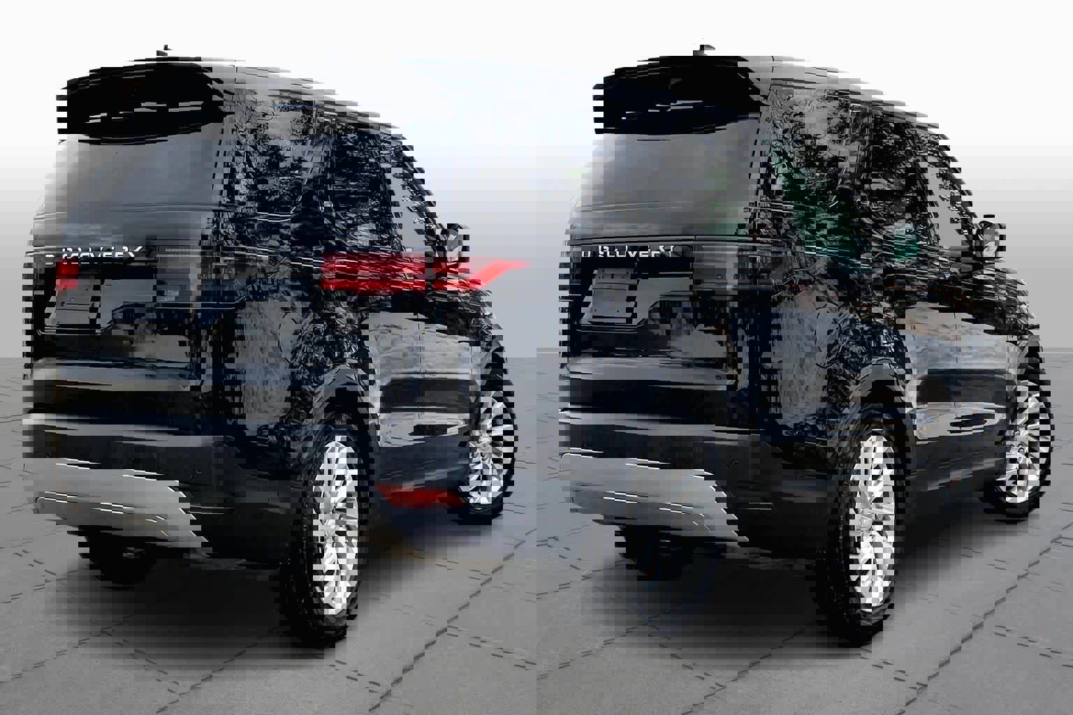 Used 2024 Land Rover Discovery S image 12