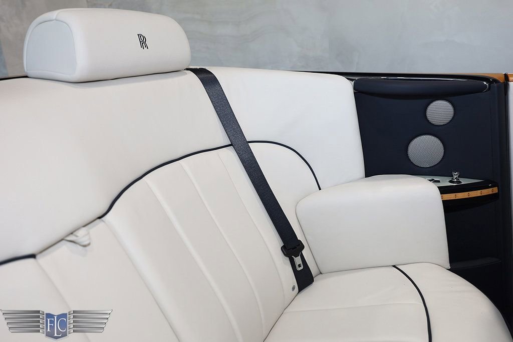 Used 2017 Rolls-Royce Phantom Drophead Coupe image 28