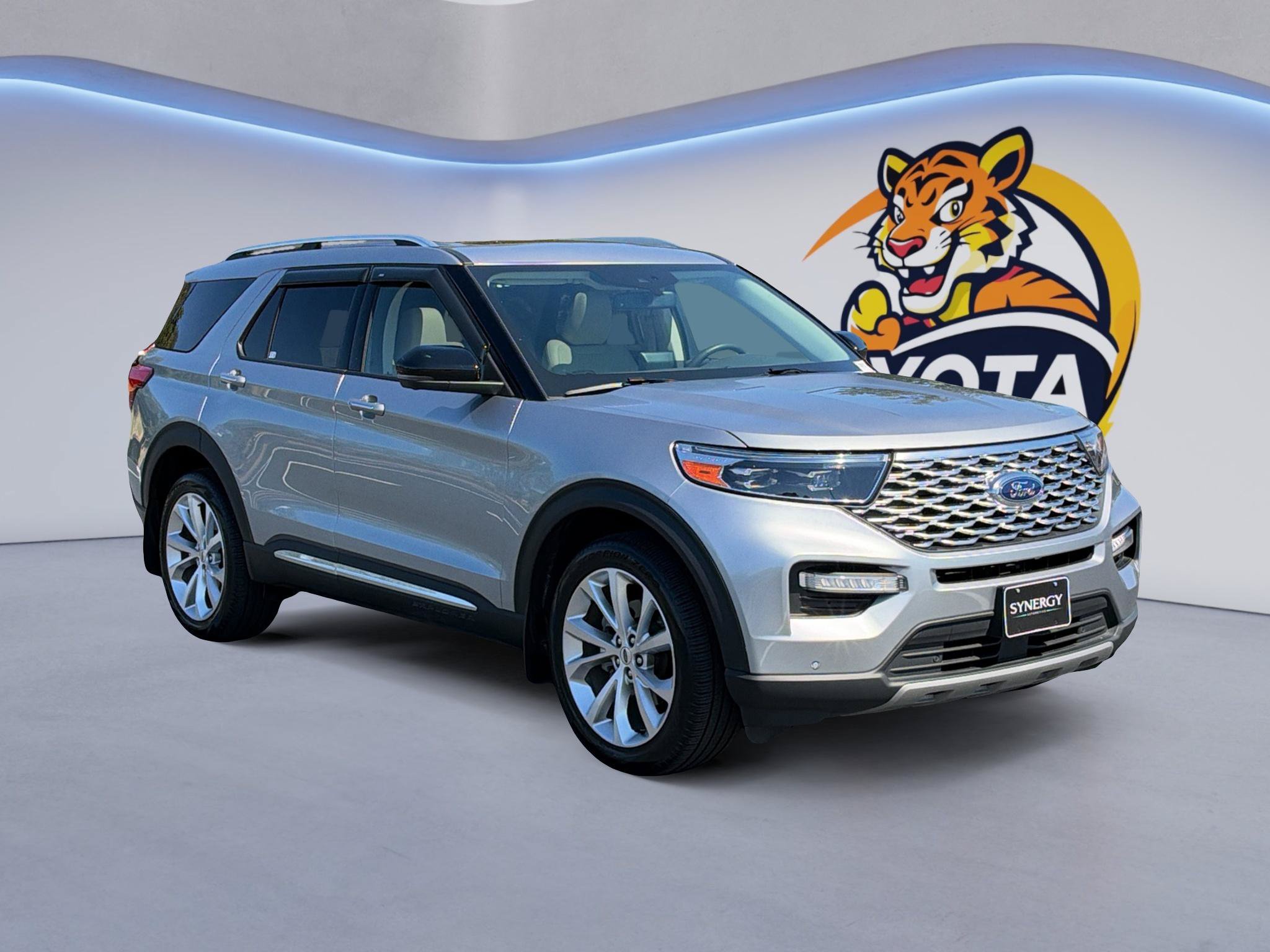 Used 2023 Ford Explorer Platinum w/ Technology Package AWD/4WD image 3