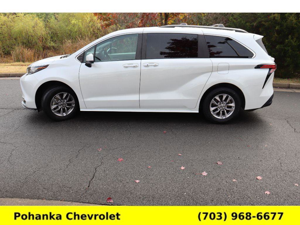 Used 2022 Toyota Sienna XLE image 4