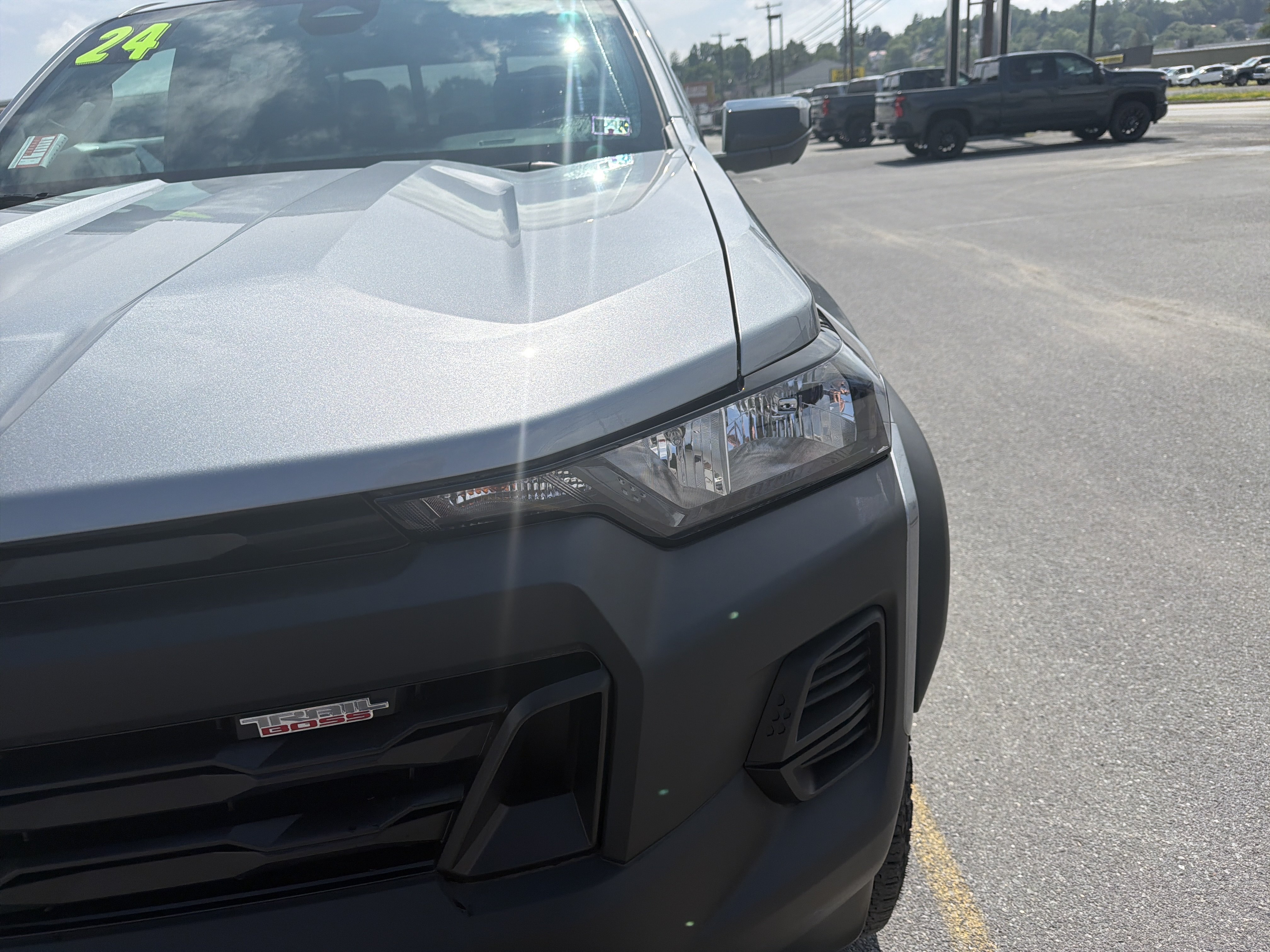 Used 2024 Chevrolet Colorado Trail Boss w/ Technology Package AWD/4WD image 11