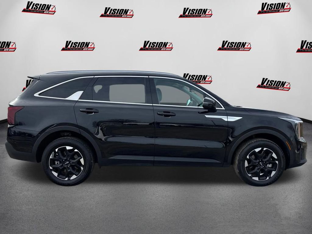 Used 2025 Kia Sorento S image 4