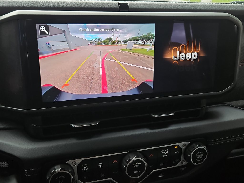 Used 2025 Jeep Gladiator Rubicon w/ Convenience Group AWD/4WD image 23